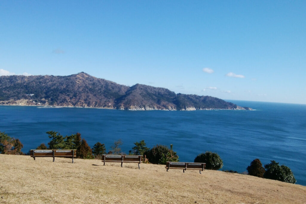 宮城県石巻市の公園から見た金華山